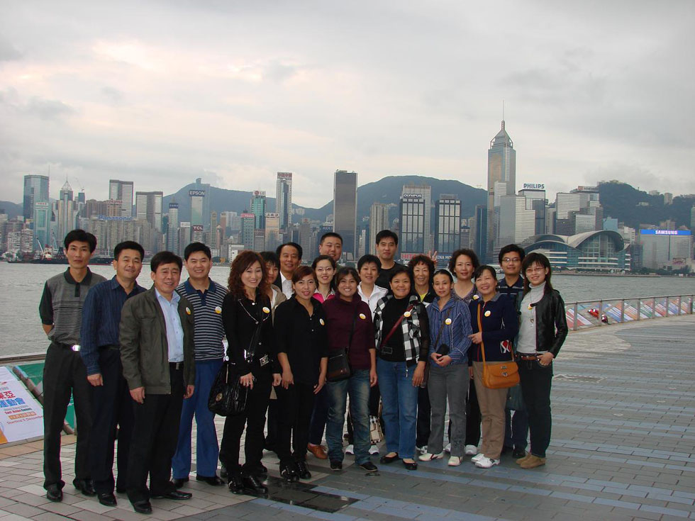 2009年11月份，公司組織本公司工齡8年以上員工赴港澳旅游，圖為在香港維多利亞港灣合影留念